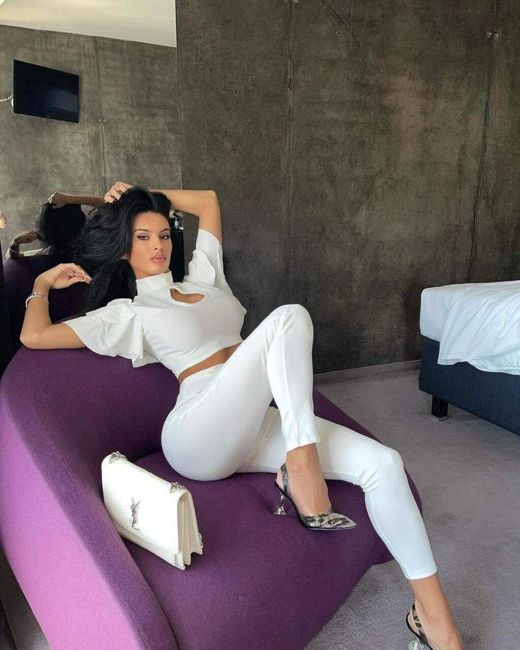 Sexi Angiela Šimačová sa rada chváli svojimi prsiami aj guľatým zadočkom.