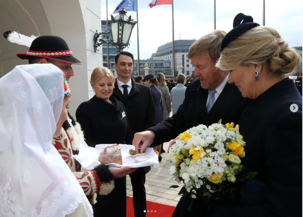 Chlebom a soľou privítali holandského kráľa a kráľovnú prezidentka Zuzana Čaputová a jej partner Juraj Rizman.