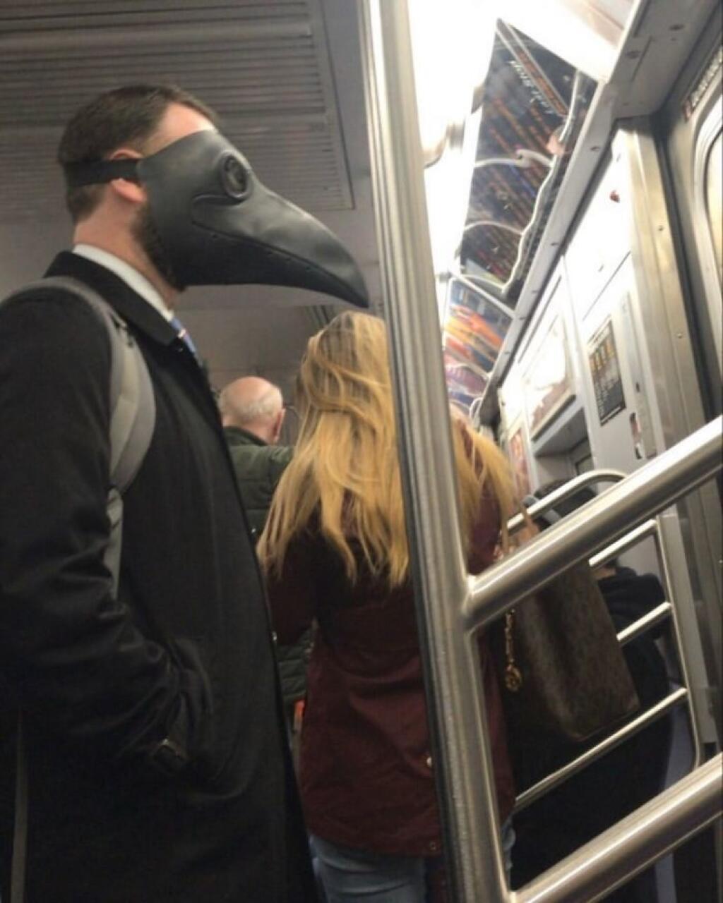 20 Пассажиров в метро в нелепых масках