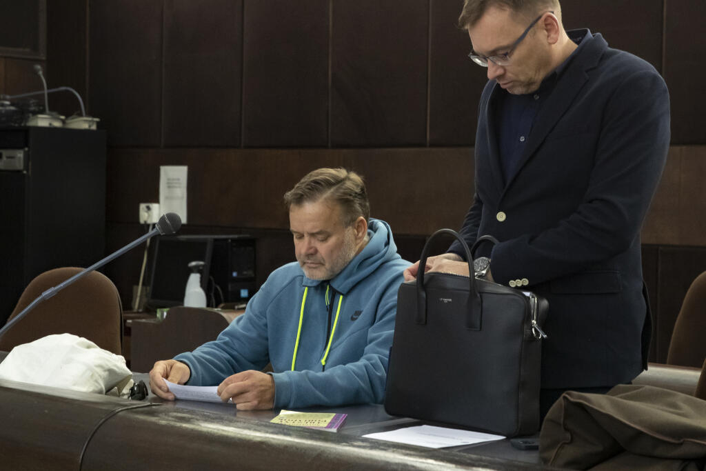 Dušan Dědeček, ktorých spôsobil dopravnou nehodou na Zochovej ulici v Bratislave smrť 5 ľudí sa opätovne postavil pred sú, ktorý rozhoduje o jeho vzatí do väzby. Na snímke s advokátom Jiřím Kučerom.