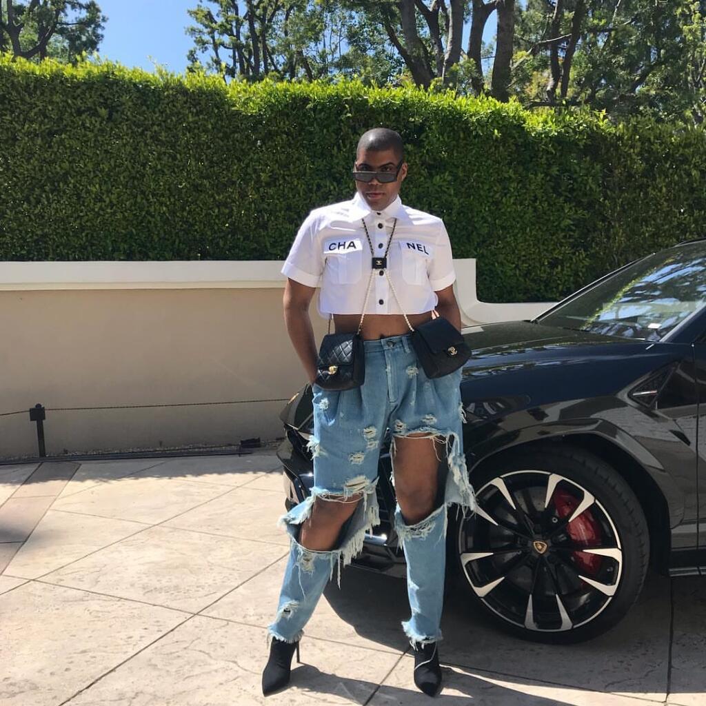 EJ Johnson sa oblieka ako žena a podporuje ho v tom celá rodina.