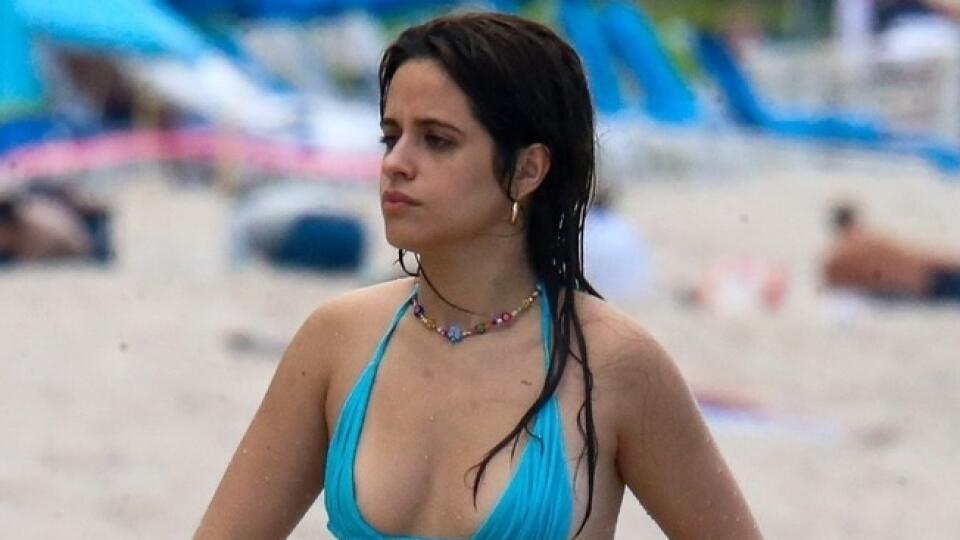 Camila Cabello na pláži na Floride.