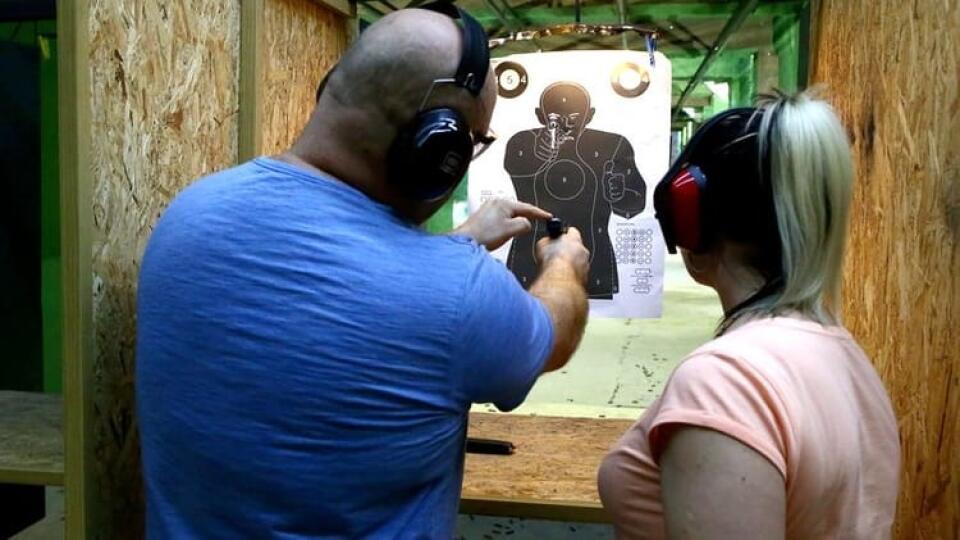 Hlavná je bezpečnosť. Pred cielenou streľbou prst nikdy nesmie byť na spúšti.