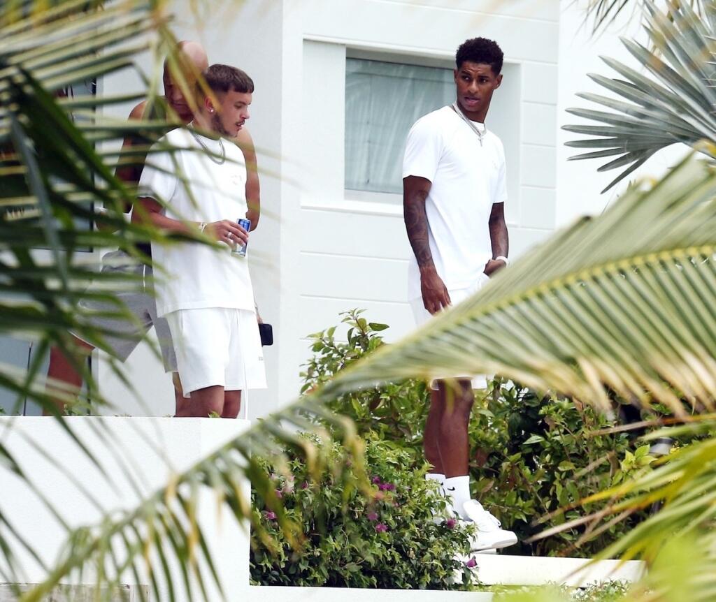 Marcus Rashford (vpravo) si na Bahamách lieči rany po neúspechu vo finále eura.