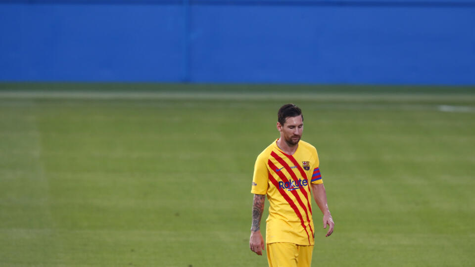 KK86 Barcelona - Futbalista FC Barcelony Lionel Messi počas prípravného futbalového zápasu FC Barcelona - Gimnastic 12. septembra 2020 v Barcelone. FOTO TASR/AP
Barcelona's Lionel Messi leaves the field at half time during the pre-season friendly soccer match between Barcelona and Gimnastic at the Johan Cruyff Stadium in Barcelona, Spain, Saturday, Sept.12, 2020. (AP Photo/Joan Monfort)