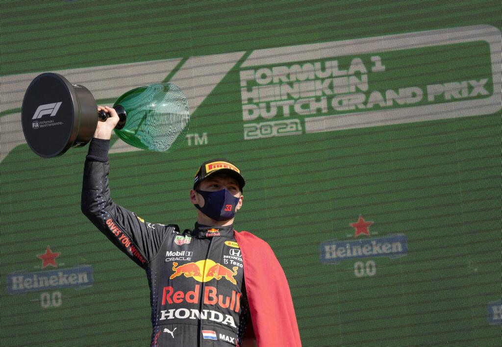 JB 60 Zandvoort - Holandský jazdec F1 na monoposte Red Bull Max Verstappen oslavuje na pódiu s trofejou po jeho víťazstve pretekov nedeľňajšej Veľkej ceny Holandska formuly 1 na okruhu v Zandvoorte 5. septembra 2021. FOTO TASR/AP
Red Bull driver Max Verstappen of the Netherlands celebrates on the podium after winning the Formula One Dutch Grand Prix, at the Zandvoort racetrack, Netherlands, Sunday, Sept. 5, 2021. (AP Photo/Francisco Seco)