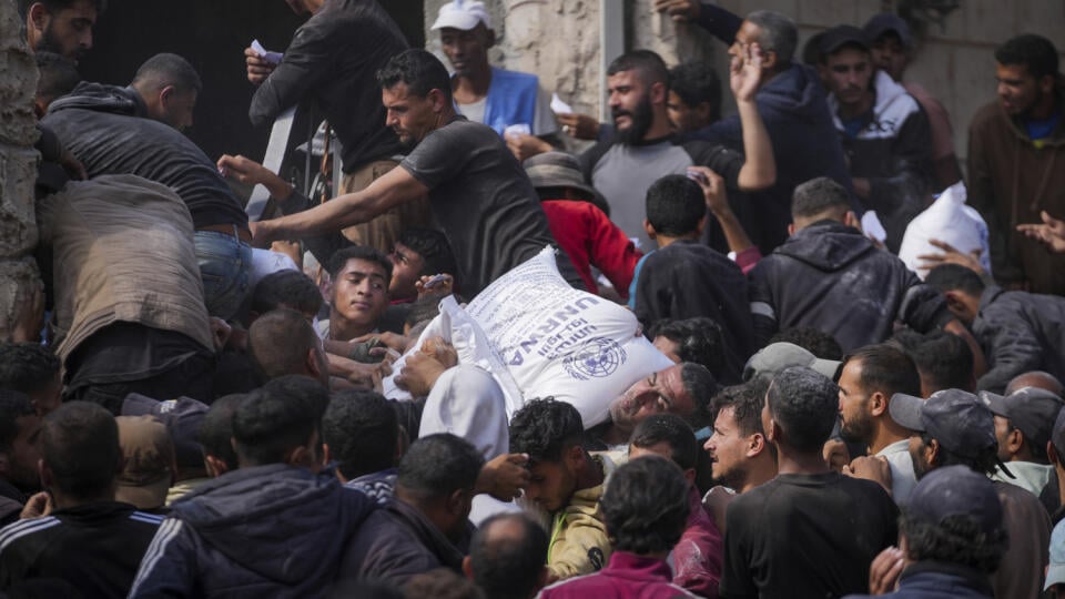 WA 14 Dajr al-Balah - Palestínčania čakajú v rade na múku, ktorú distribuuje Agentúra Spojených národov pre pomoc palestínskym utečencom na Blízkom východe (UNRWA) v meste Dajr al-Balah v Pásme Gazy v sobotu 2. novembra 2024. Izrael oficiálne oznámil Organizácii Spojených národov, že odstupuje od dohody, ktorá od roku 1967 upravovala jeho vzťahy s UNRWA. FOTO TASR/AP
Palestinians gather to receive bags of flour distributed by UNRWA, the U.N. agency helping Palestinian refugees, in Deir al Bal