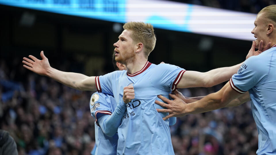 JB 35 Manchester - Hráč Manchester City Kevin De Bruyne (uprostred) oslavuje po tom, ako strelil úvodný gól vo futbalovom zápase anglickej ligy Premier League Manchester City - Arsenal FC v Manchesteri 26. apríla 2023. FOTO TASR/AP

Manchester City's Kevin De Bruyne, center, celebrates after scoring the opening goal during the English Premier League soccer match between Manchester City and Arsenal at Etihad stadium in Manchester, England, Wednesday, April 26, 2023. (AP Photo/Dave Thompson)