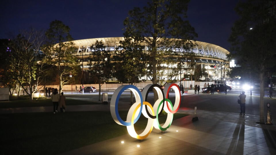 Na snímke olympijské kruhy pred Národným štadiónom v Tokiu, ktorý otvoril japonský premiér Šinzó Abe presne 222 dní pred štartom OH 2020.