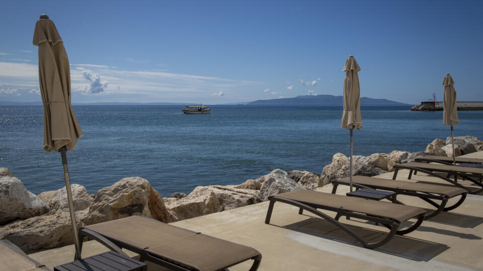 Plážové ležadlá a slnečníky sú pripravené pre turistov v obľúbenom chorvátskom letovisku Opatija na Istrii.