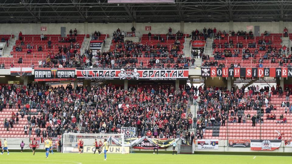 Takto vyzeral kotol Spartaka Trnava v zápase s Dunajskou Stredou.