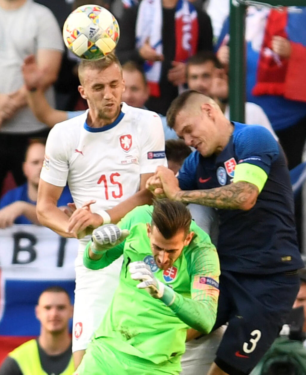 Takto to vyzeralo na trávniku a na tribúnach počas zápasu Slovensko - Česko.