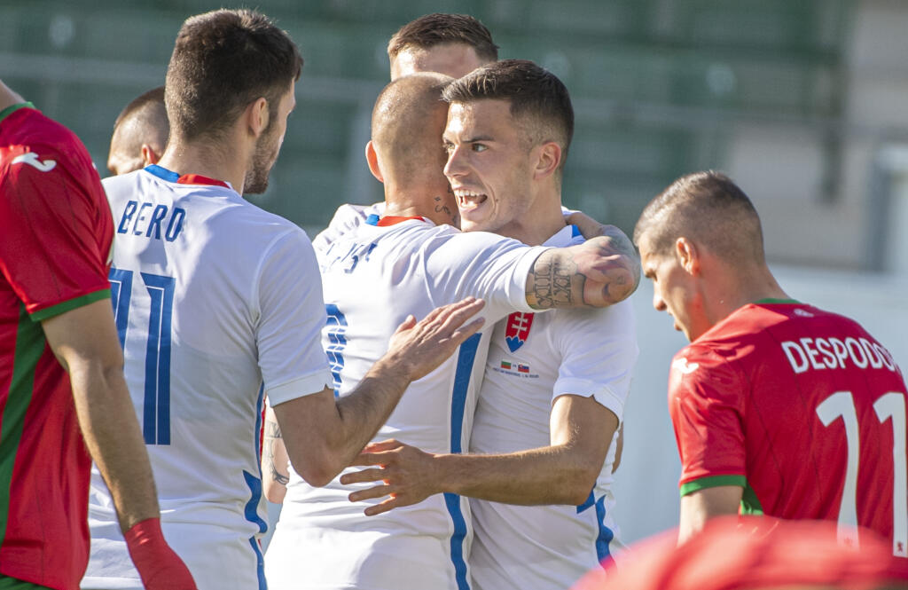 Na snímke gólová radosť hráčov Slovenska, sprava Lászlo Bénes, Vladimír Weiss ml. a Matúš Bero v prípravnom zápase pred EURO 2020 vo futbale Slovensko – Bulharsko v rakúskom meste Ried im Innkreis v utorok 1. júna 2021. FOTO TASR – Martin Baumann