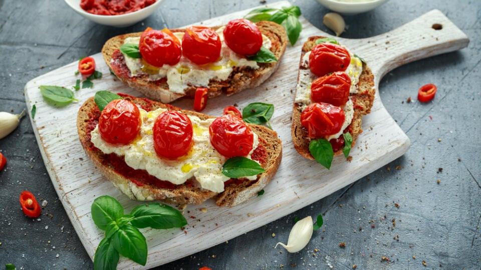 Tomato,Ricotta,Bruschetta,With,Sun,Dried,Tomatoes,Paste,,Olive,Oil