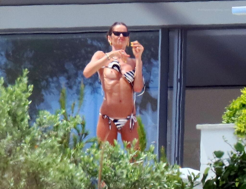 Izabel Goulart si nedala pozor pri prezliekaní plaviek. celému svetu ukázala, s čím sa hrá jej brankár.