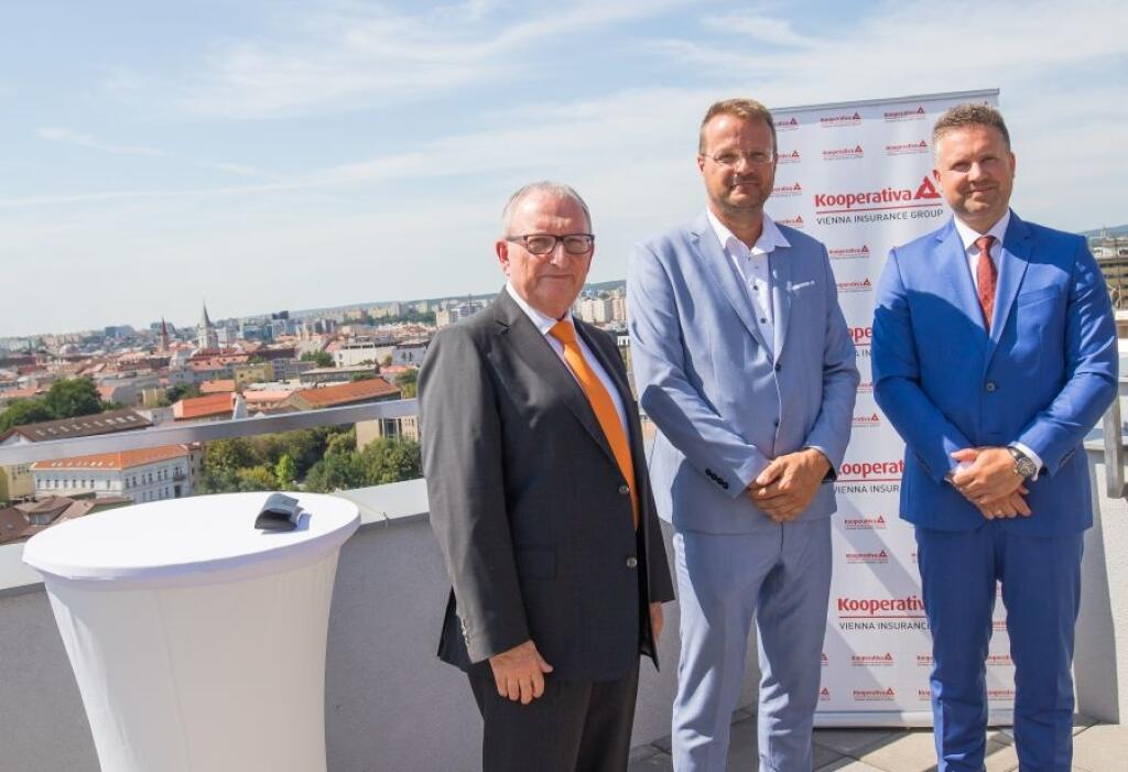 Počas predstavenia bytového domu Lomená Residence v Košiciach sa stretli (zľava) Dr. Franz Kosyna, podpredseda predstavenstva a námestník generálneho riaditeľa poisťovne KOOPERATIVA, Igor Petrovčik, starosta mestskej časti Košice – Staré Mesto a Martin Galo, riaditeľ úseku nehnuteľností poisťovne KOOPERATIVA.