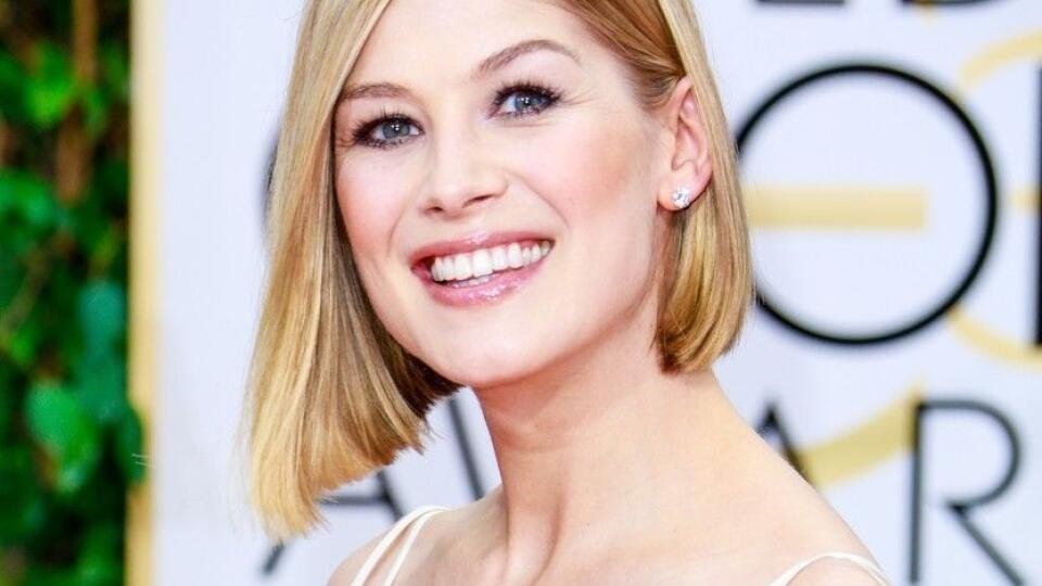 Mamička Rosamund Pike žiari šťastím.