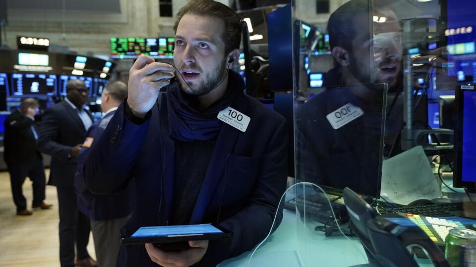 WA 17 New York - Burzový maklér obchoduje na newyorskej burze v pondelok 1. novembra 2021. Na Wall Street sa november začal prelamovaním rekordov. Kľúčový index Dow Jones Industrial Average sa dostal počas obchodovania nakrátko dokonca nad 36.000 bodov. FOTO TASR/AP
Trader Ben Tuchman works on the floor of the New York Stock Exchange, Monday, Nov. 1, 2021. Stocks are opening modestly higher on Wall Street Monday, bringing major indexes a bit further past the record highs they set last week. (