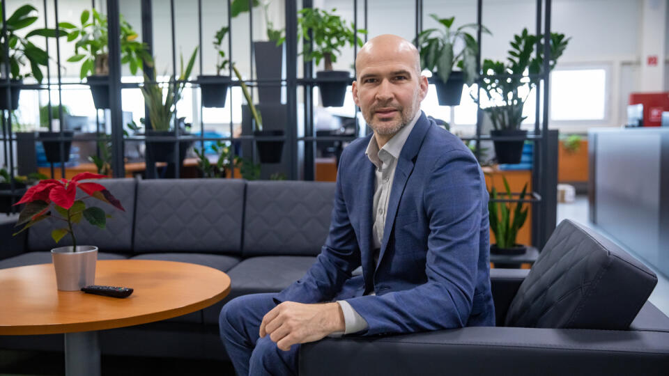 Nitrianska firma Liquibox sa zameriava na výrobu plastových komponentov a výrobkov, ktoré slúžia ako ventily do balíčkových obalov pre tekuté potraviny aj nepotravinársky sortiment. Spadá pod 17 pobočiek po celom svete, ktoré dotvárajú celý komplet výrobku pre koncového zákazníka. Na snímke je Miroslav Učnay.