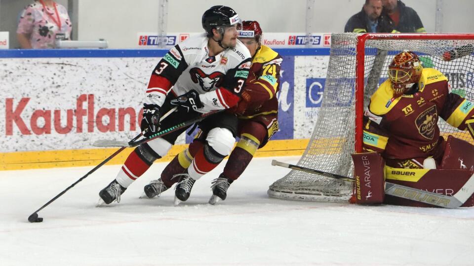 Na snímke zľava Frank Hora (Banská Bystrica), Matúš Hlaváč (Trenčín) a brankár Trenčína Connor Lacouvee počas zápasu 1. kola Tipos extraligy HC 05 Banská Bystrica – HK Dukla Trenčín v Banskej Bystrici 15. septembra 2023. FOTO TASR - Ján Krošlák
