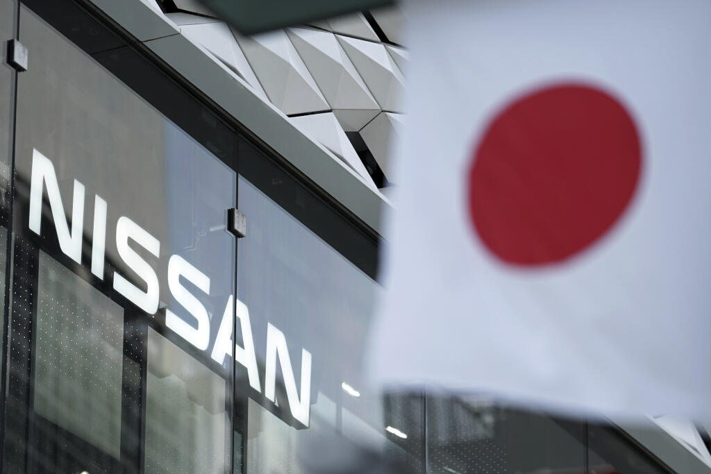 WA 37 archív Tokio - Na archívnej snímke z 10. mája 2019 je logo japonskej automobilky Nissan a japonská vlajka v Tokiu. Automobilka Nissan Motor podala civilnú žalobu na okresnom súde v Jokohame na svojho bývalého šéfa Carlosa Ghosna, ktorý utiekol do Libanonu. Požaduje od neho náhradu škody vo výške 10 miliárd JPY (83,5 milióna eur). FOTO TASR/AP

   
In this May 10, 2019, photo, Nissan logo is seen near a Japanese flag at the automaker's showroom in Tokyo. Nissan filed a civil suit Wednesday,