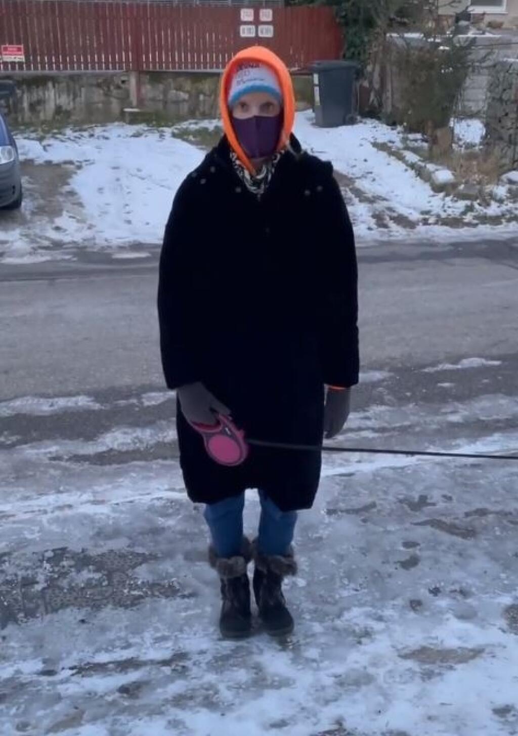 Viktor zverejnil takéto zábery Adely. Vyzerá ako bubák pri smetiakoch.