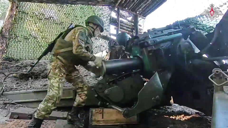 JB 15 - Na snímke z videa zverejnenej ruským ministerstvom obrany ruský vojak pripravuje mínomet Giatsint-B 152 mm na vystrelenie na ukrajinské pozície na neznámom mieste na Ukrajine 24. júna 2025. Ruské dronové útoky na severovýchode Ukrajiny v noci na utorok zabili najmenej troch ľudí vrátane osemročného chlapca, vyhlásili miestne úrady. TASR o tom informuje podľa správ agentúr Reuters a AFP. FOTO TASR/AP
In this photo taken from video distributed by Russian Defense Ministry Press Service on