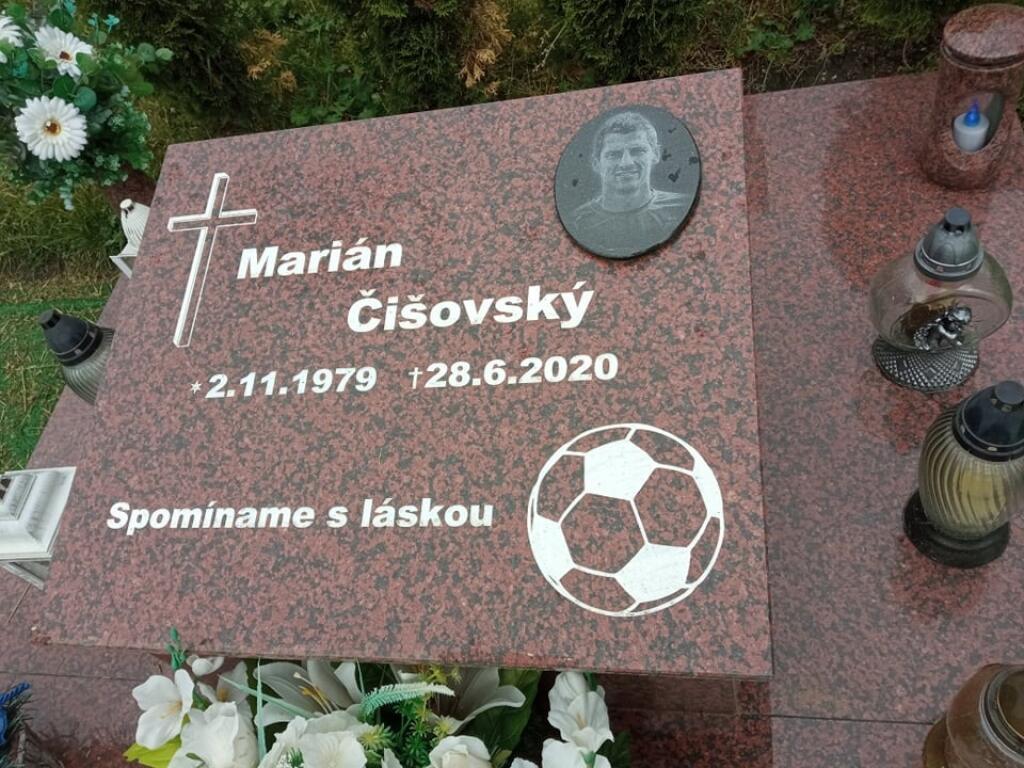 Obaja sú pochovaní vedľa seba na cintoríne v Hummenom, z ktorého je Čišovský rodák a práve tam začínal s profesionálnym futbalom.
