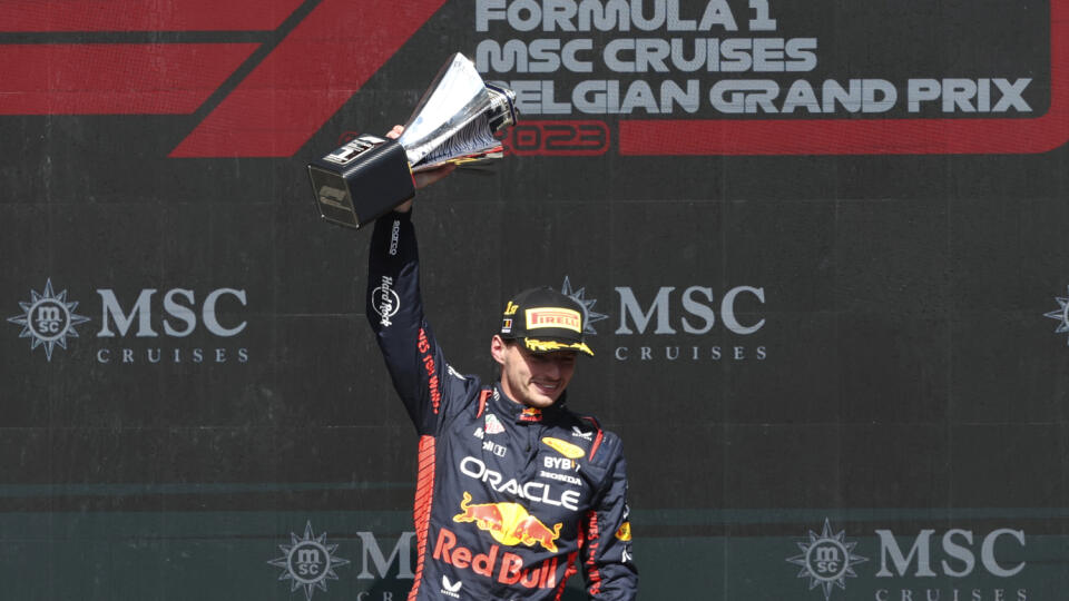 WA 56 Spa - Holandský pilot F1 Max Verstappen z tímu Red Bull pózuje na pódiu po triumfe na Veľkej cene Belgicka na okruhu Spa-Francorchamps v nedeľu 30. júla 2023. FOTO TASR/AP


Red Bull driver Max Verstappen of the Netherlands celebrates with his trophy on the podium after winning the Formula One Grand Prix at the Spa-Francorchamps racetrack in Spa, Belgium, Sunday, July 30, 2023. (AP Photo/Geert Vanden Wijngaert)