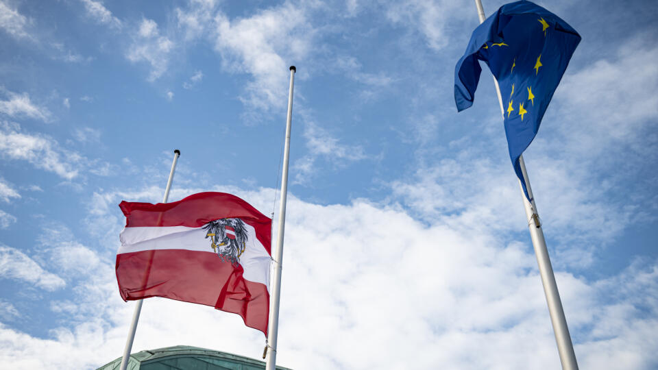 Vlajky Rakúska (vľavo) a Európskej únie FOTO: TASR