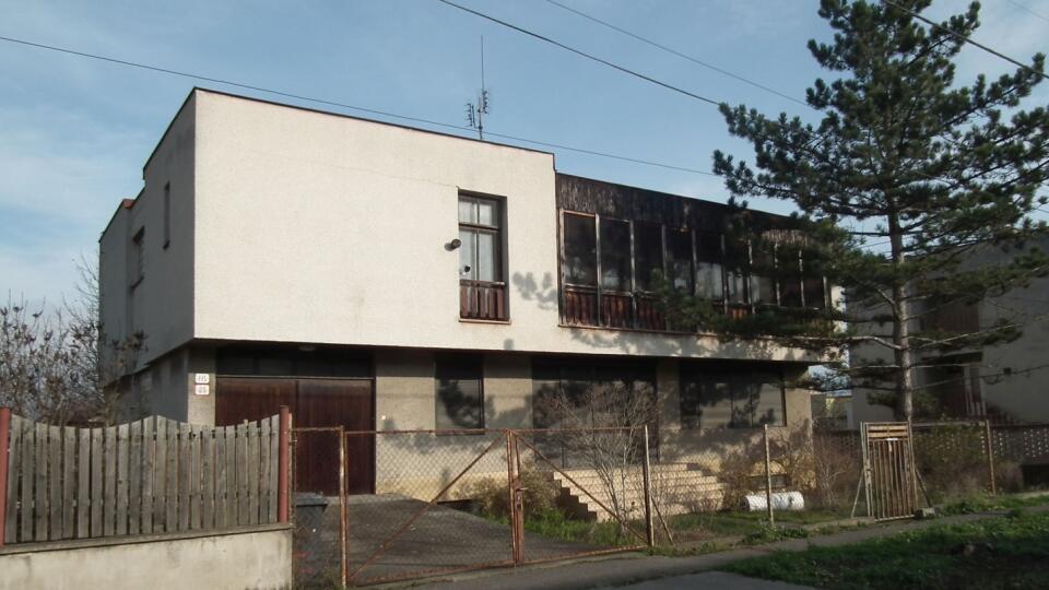 Štúrovský „spievajuci dom“ je síce atrakciou pre návštevníkov mesta, no nočnou morou pre jeho susedov.