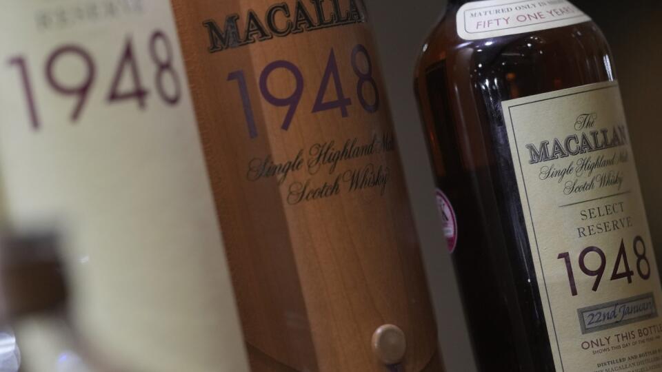 EBE 48 Londýn - Na snímke fľaša 51-ročnej whisky Macallan Select Reserve z roku 1948 vystavená v aukčnom dome Bonhams v Londýne v pondelok 11. apríla 2022. Očakáva sa, že fľaša sa v aukcii 13. apríla predá za približne 14 - 16 000 libier (asi 16 - 19 000 eur). FOTO TASR/AP
A bottle of Macallan Select Reserve 51 year old 1948 whisky bottle is on display at Bonham's auction house in London, Monday, April 11, 2022. The whisky is expected to sell for some 14-16,000 pounds (US$18-21,000) at auctio