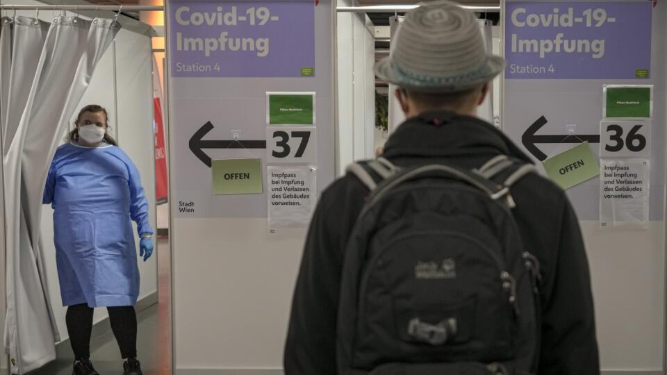 JB 40 Viedeň - Muž čaká v rade na očkovanie vakcínou proti ochoreniu COVID-19 vo vakcinačnom centre vo Viedni 22. novembra 2021. Rakúsko od pondelka zaviedlo celoštátny lockdown a od februára bude vyžadovať povinné očkovanie proti COVID-19. V piatok to vyhlásil kancelár Alexander Schallenberg. Lockdown by mal trvať maximálne 20 dní s prehodnotením situácie po desiatich dňoch. Informovali o tom agentúry APA a DPA. FOTO TASR/AP
A man waits to get a COVID-19 vaccine, in Vienna, Austria, Monday, N