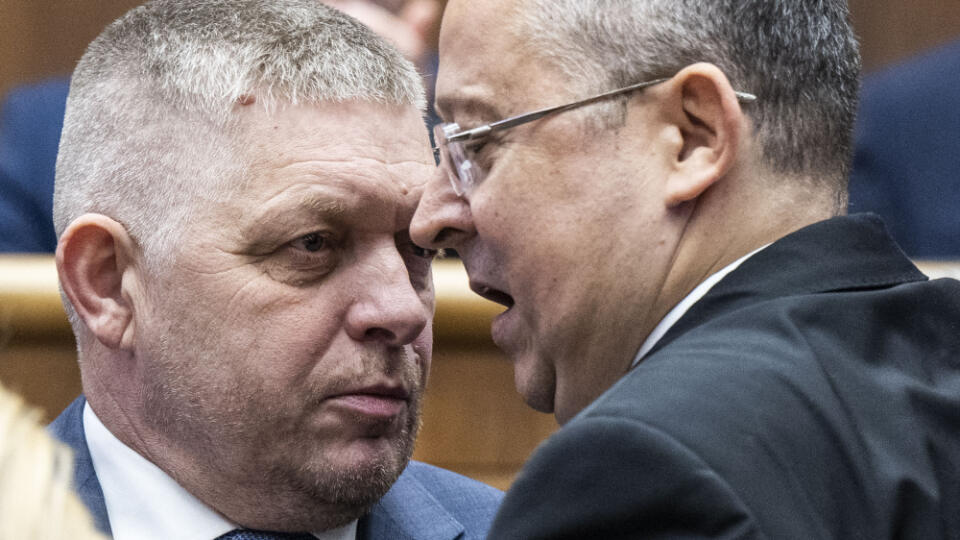 Na snímke zľava premiér SR Robert Fico a minister financií SR Ladislav Kamenický (obidvaja Smer-SD) počas hlasovania o rozpočte v rámci 23. schôdze NR SR 3. decembra 2024 v Bratislave. Poslanci Národnej rady (NR) SR v utorok schválili zákon o štátnom rozpočte na budúci rok a vzali na vedomie rozpočet verejnej správy na roky 2025 až 2027 s miernymi úpravami oproti pôvodnému vládnemu návrhu. Deficit verejných financií má v budúcom roku klesnúť na 4,7 % hrubého domáceho produktu (HDP) z tohtoročnýc