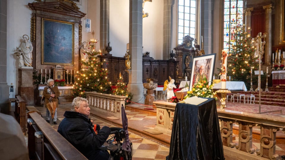 Tichá spomienka v kolegiátnom kostole svätých Filipa a Jakuba v Altöttingu. Keď sa stal pápežom, mal kardinál Joseph Ratzinger 78 rokov. Bol známy ako obhajca najortodoxnejšieho učenia cirkvi.