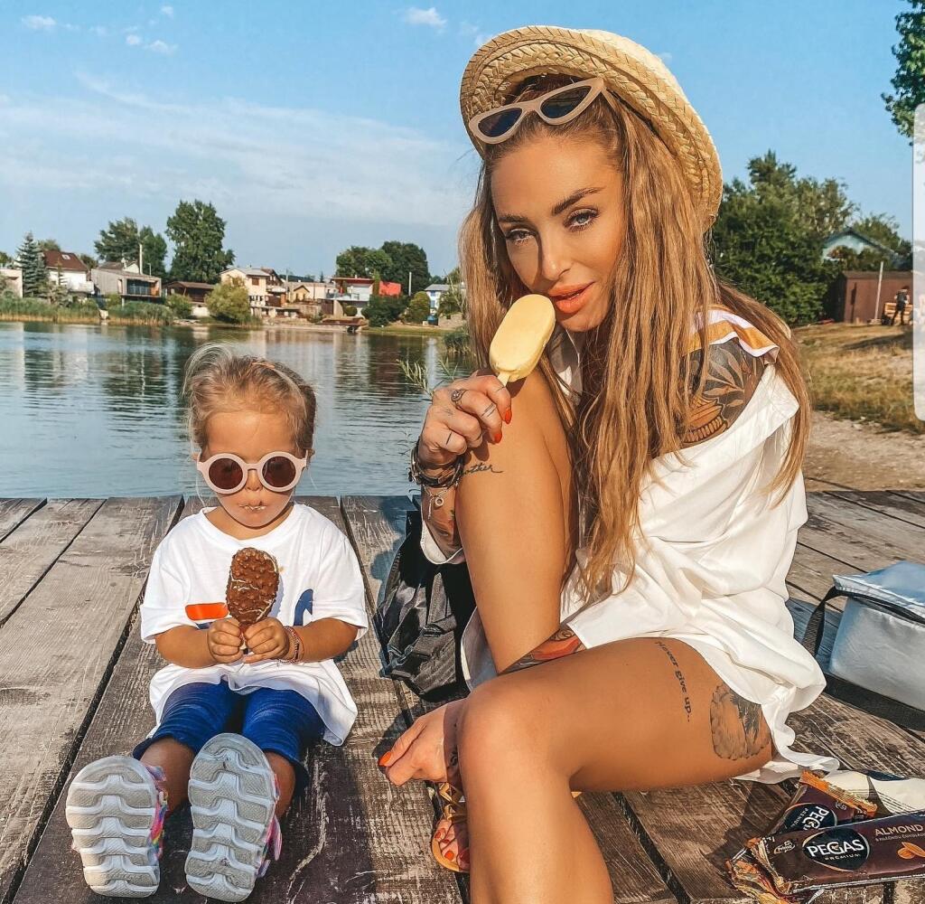 Lucia Lucid Sládečková sa vypracovala na vplyvnú influecerku a vizážistku. Do biznisu na sociálnych sieťach už zapojila aj svoju dcéru Lydku.