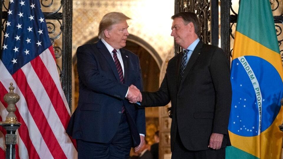 Donald Trump si podáva ruku s brazílskym prezidentom Jairom Bolsonarom.