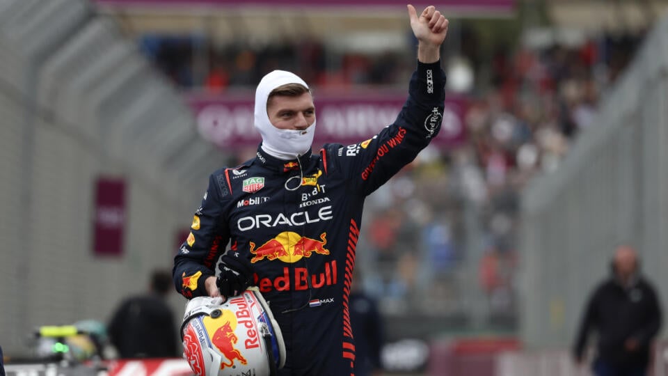 EBE 21 Melbourne - Na snímke holandský pilot formuly 1 Max Verstappen na Red Bulle bol najrýchlejší v kvalifikácii na VC Austrálie, seriálu F1 na okruhu Albert Park v Melbourne v sobotu 1. apríla 2023. FOTO TASR/AP

Red Bull driver Max Verstappen of Netherlands waves after qualifying fastest for the Australian Formula One Grand Prix at Albert Park in Melbourne, Saturday, April 1, 2023. (AP Photo/Asanka Brendon Ratnayake)