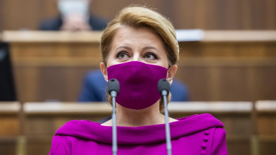 Prezidentka Zuzana Čaputová počas čítania svojej prvej správy o stave republiky. Za to, čo v parlamente povedala, dostávala od odborníkov a politikov jednu pochvalu za druhou.