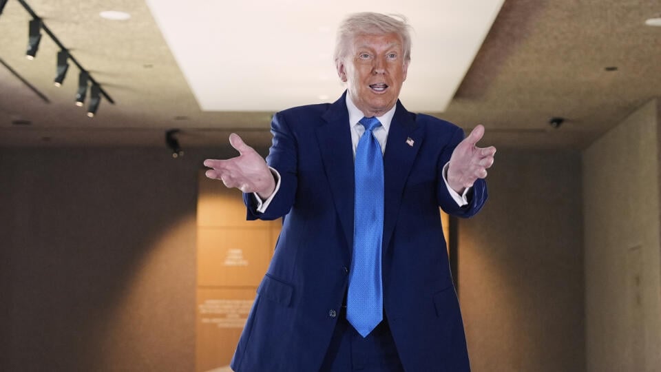 JB 41 Abú Zabí - Americký prezident Donald Trump gestikuluje pri knihe hostí po jeho prehliadke v Dome Abrahámovej rodiny v Abú Zabí v piatok 16. mája 2025. Prezident USA Donald Trump pricestoval na návštevu Spojených arabských emirátov v rámci jeho blízkovýchodného turné. FOTO TASR/AP
President Donald Trump talks before signing guest book at the Abrahamic Family House, Friday, May 16, 2025, in Abu Dhabi, United Arab Emirates. (AP Photo/Alex Brandon)