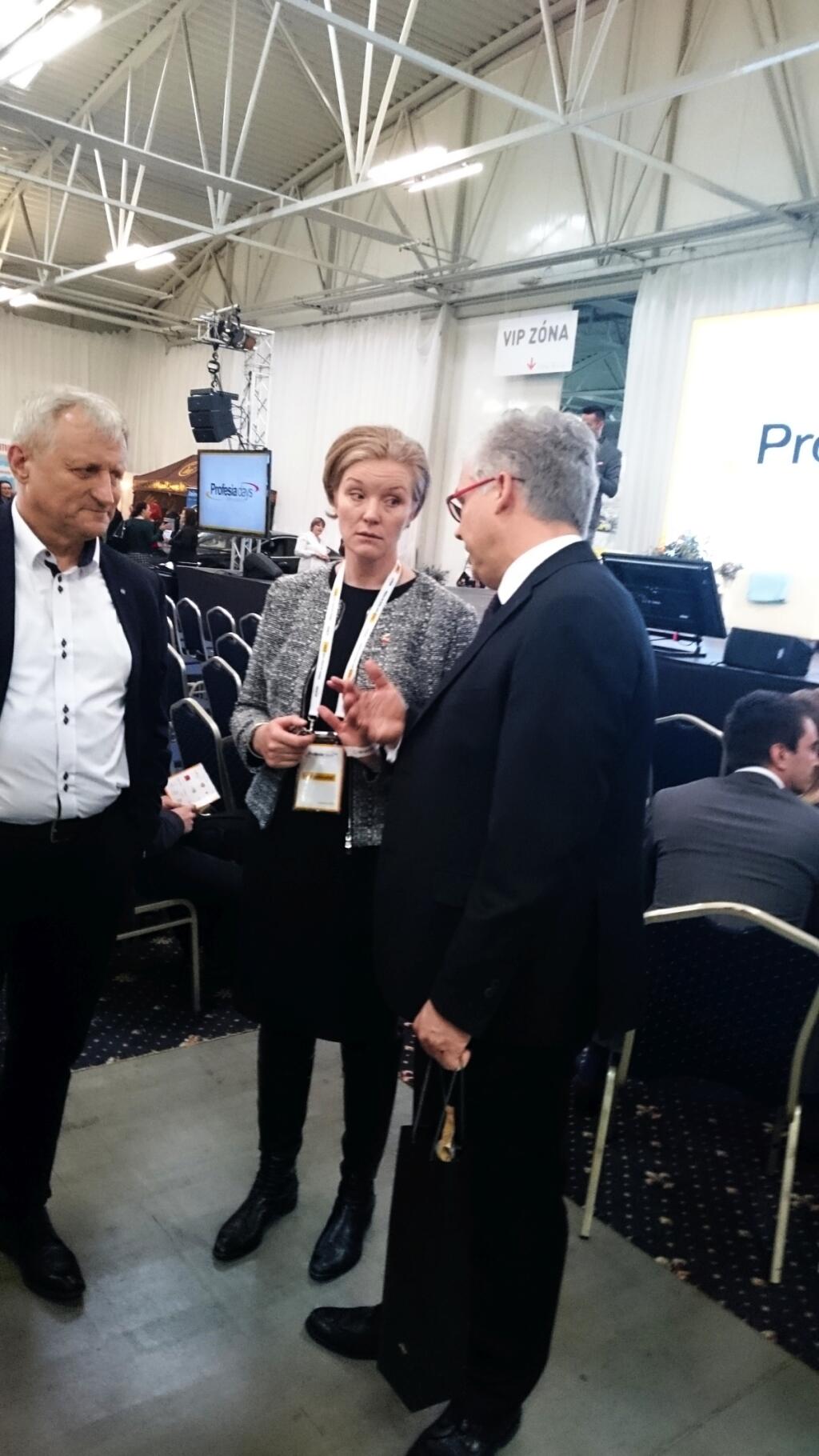 zľava Jaroslav Holeček - prezident Združenia automobilového priemyslu SR, Nicci Cook HR manažérka Jaguar Land Rover, Eri