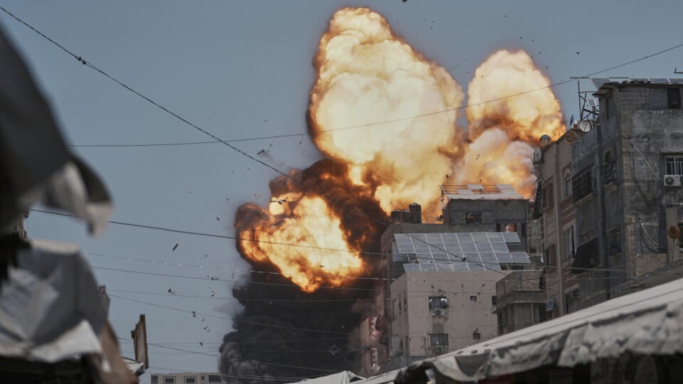 WA 48 Gaza - Dym stúpa počas výbuchu po leteckom útoku izraelskej armády na mesto Gaza v nedeľu 1. júna 2025. FOTO TASR/AP
Thick smoke and flames erupt from an Israeli airstrike in Gaza City, Sunday, June 1, 2025. (AP Photo/Jehad Alshrafi)