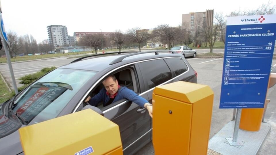 Ružinov: Do 15 minút parkujete zdarma, v cenníku na tabuli sa to však nedozviete.