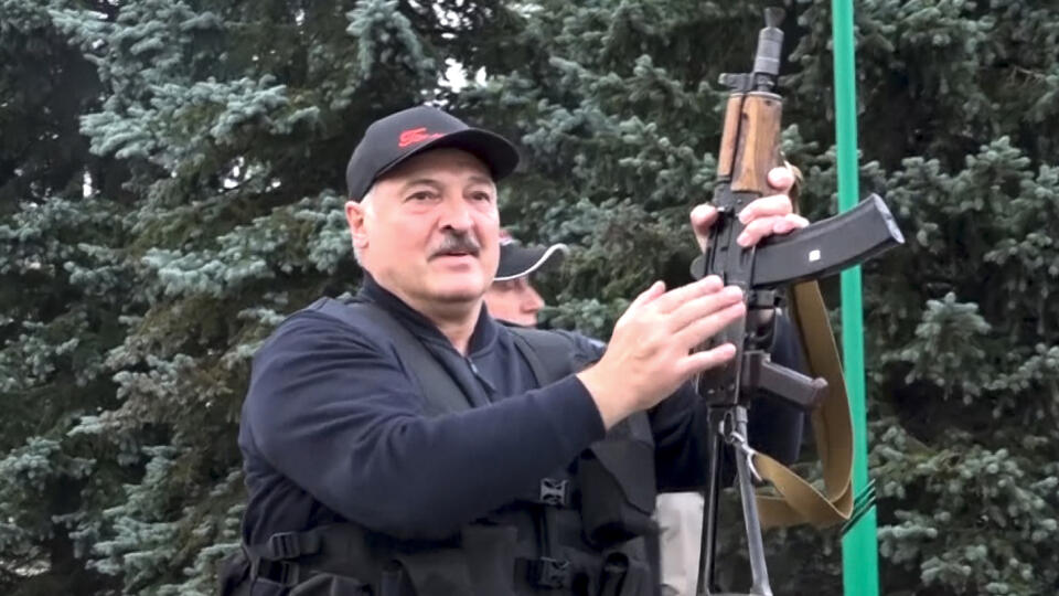 WA 9 Minsk - Na snímke z videa zverejnenom v nedeľu 23. augusta 2020, bieloruský prezident Alexandr Lukašenko ozbrojený s puškou Kalašnikov a v nepriestrelnej veste stojí pri Paláci nezávislosti v hlavnom meste Minsk počas pokračujúcich protivládnych protestov. Protesty proti Lukašenkovej už 26-ročnej vláde podnietilo jeho sporné znovuzvolenie v prezidentských voľbách z 9. augusta, ktoré sa považujú za zmanipulované.Bieloruský prezident Alexandr Lukašenko v nepriestreľnej veste drží v ruke kalaš