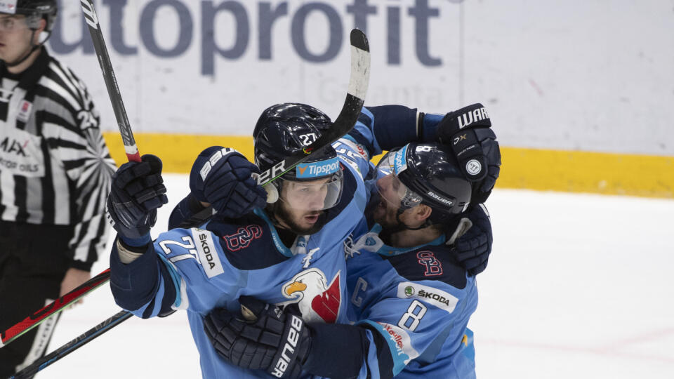 Na snímke radosť hráčov Slovana po strelení tretieho gólu počas predohrávky 47. kola hokejovej Tipsportligy HC Slovan Bratislava - HC Košice 14. januára 2020 v Bratislave. Vľavo strelec Tomáš Matoušek a vpravo Michal Sersen.
FOTO TASR - Pavel Neubauer