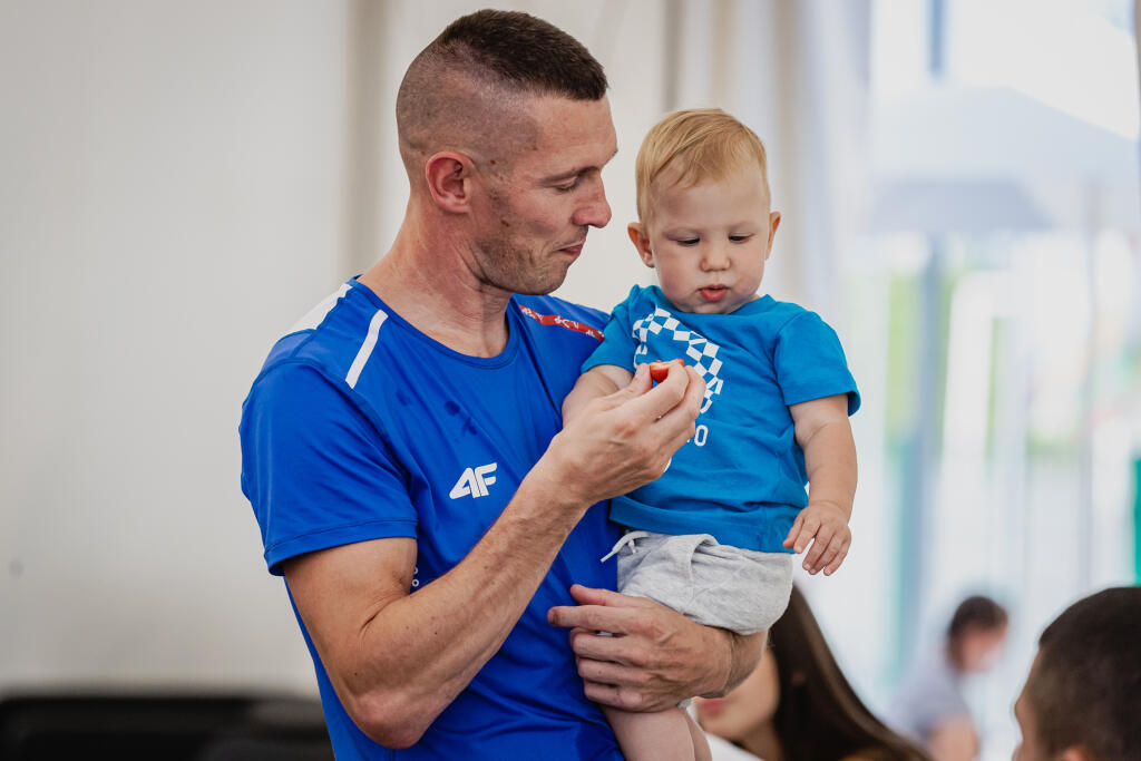 Legendárny slovenský boxer Tomi Kid Kovács so svojim synčekom.