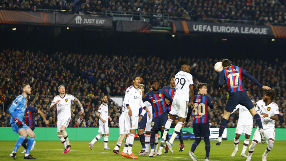 JB 39 Barcelona - Hráč Barcelony Marcos Alonso(hore vpravo) strieľa úvodný gól vo futbalovom zápase play off o osemfinále Európskej ligy FC Barcelona - Manchester United v Barcelone 16. februára 2023. FOTO TASR/AP
Barcelona's Marcos Alonso, right top, scores his side's opening goal during the Europa League playoff first leg soccer match between Barcelona and Manchester United at the Camp Nou stadium in Barcelona, Spain, Thursday, Feb. 16, 2023. (AP Photo/Joan Monfort)