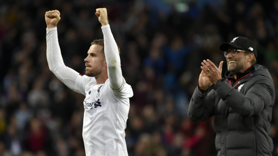 Jordan Henderson a Jurgen Klopp oslavujú výhru