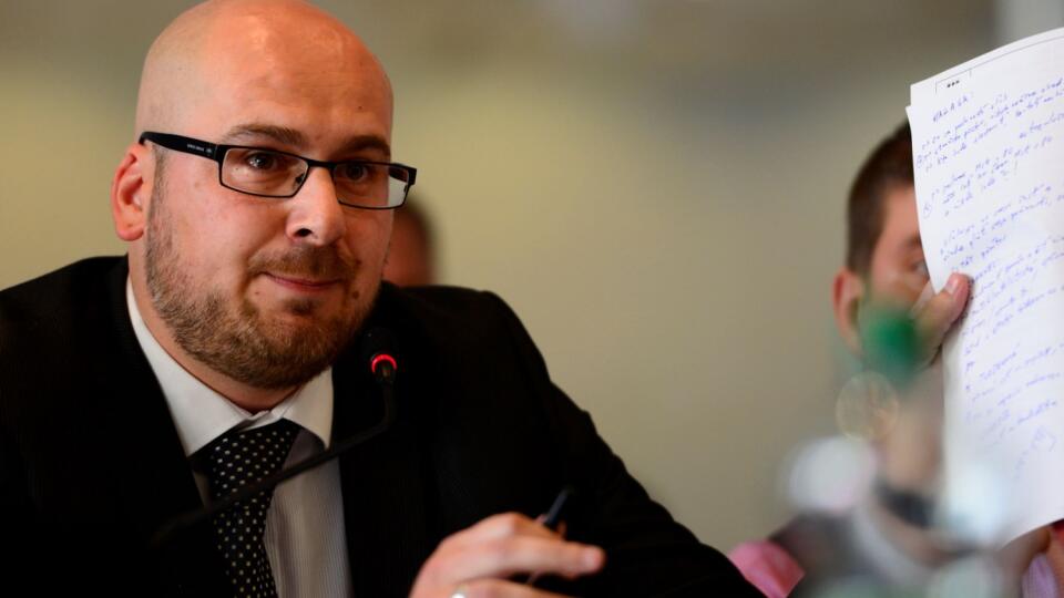 42. riadne zasadnutie Mestského zastupiteľstva (MsZ) v Prešove, ktoré sa konalo 16. septembra 2013 v zasadacej miestnosti Mestského úradu v Prešove. Na snímke poslanec MsZ v Prešove Michal Kaliňák. FOTO TASR – Milan Kapusta