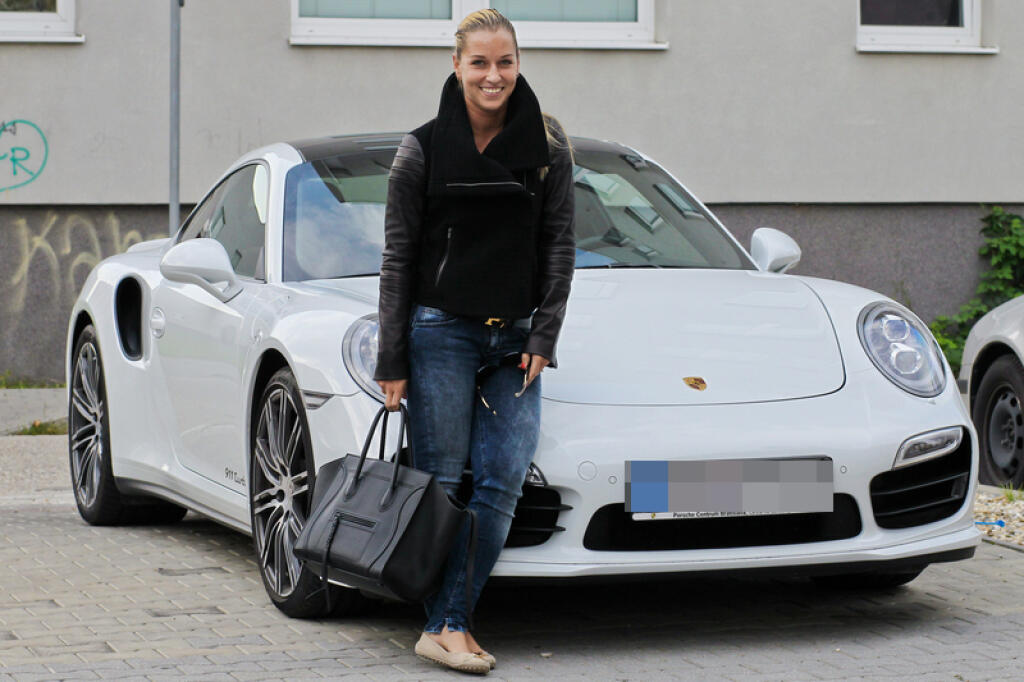 Slovenská tenistka Dominika Cibulková sa vozí naozaj štýlovo. V jej garáži nájdete aj biele Porsche 911 Turbo, ktoré s obľubou rada prevetráva. „Mama toto auto príliš neobľubuje, vždy sa o nás veľmi bojí a stokrát počas cesty volá, či sme v poriadku,“ vyhlásila na margo nemeckého trhača asfaltu v apríli 2015 Cibulková.
